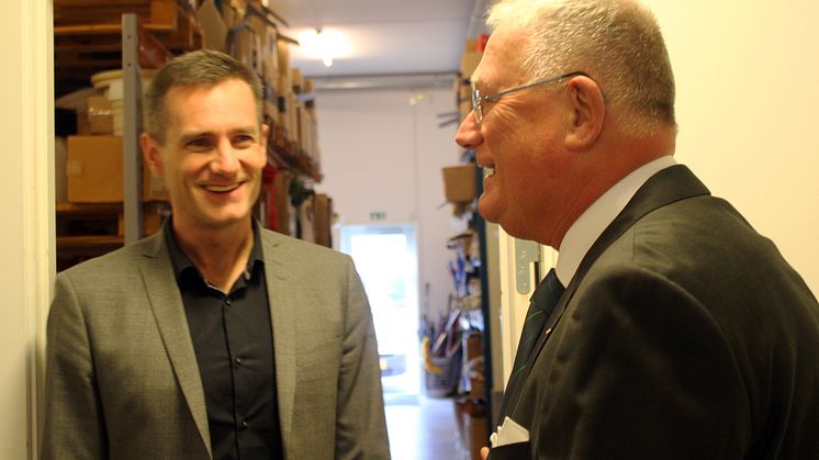 Erhvervsminister Rasmus Jarlov (K) besøgte mandag eftermiddag Forenede Service i Søborg, hvor adm. direktør Hans Fog viste rundt i virksomheden. Foto: Jannik Preisler. 