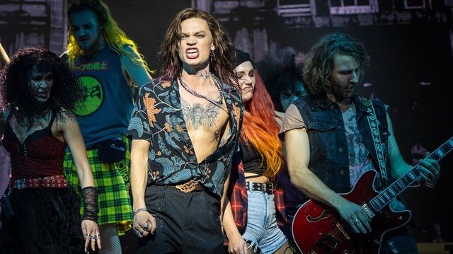 Nu är det klart att det blir en extraföreställning av musikalen Hair på Sara kulturhus med Viktor Norén i huvudrollen.