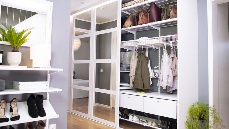 2_Elfa_Clothing_Interior_Click-in_system_Decor_Slidingdoor_Grace_2020_12_1