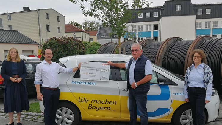 5.000 Euro für den guten Zweck (v.l.n.r.): Tanja Kagerer und Dominik Lew vom Bayernwerk sowie Johann Aigner und Karin Voggenreiter von den Arnstorfer Tafeln