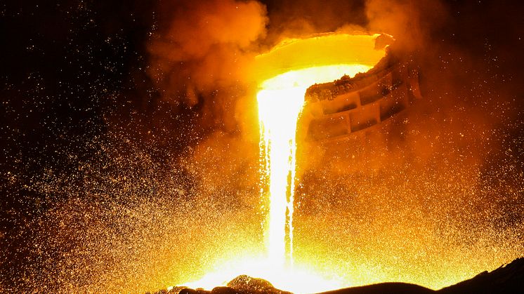 Utgjutning av legeringen ferrokrom hos Vargön Alloys.