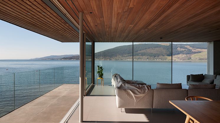 Rock Cove, ein modernes Wohnhaus an der schottischen Küste, schwebt auf Stahlstützen über den Klippen.