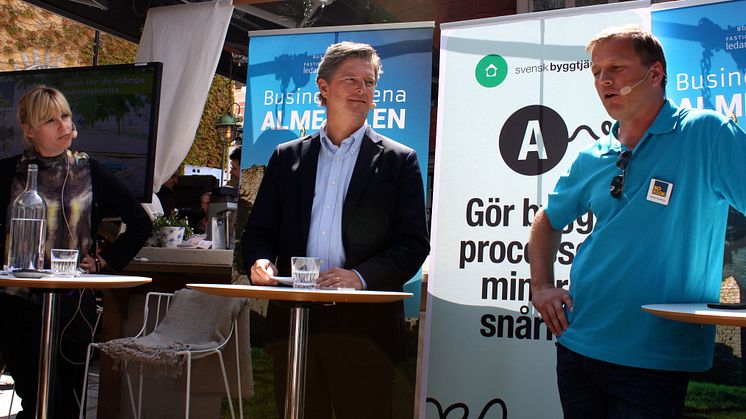 Emma Jonsteg, moderator och vd, Utopia Arkitekter, Dan Sandén, vd på Skövdebostäder och Bengt Fardelius, affärschef BoKlok