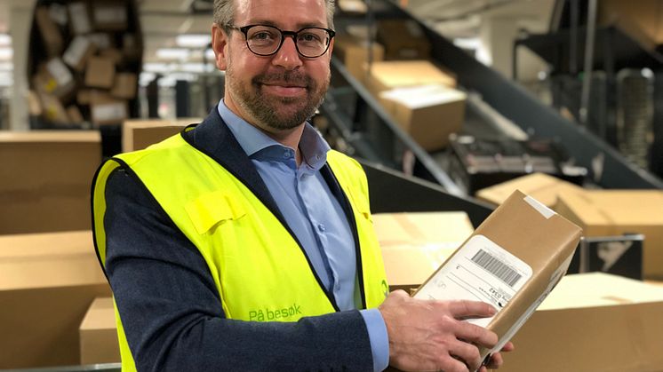 Pressesjef John Eckhoff i Posten Norge med en av 200.000 pakker som skal gjennom Logistikksenter Oslo i dag. FOTO: Posten