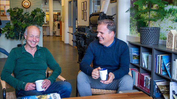 Øyvind Aasgård og Kjetil Moen kjenner hverandre godt, og Øyvind legger ikke skjul på at han er storfornøyd med at Kjetil ønsket å overta den tradisjonsrike bedriften i Molde.
