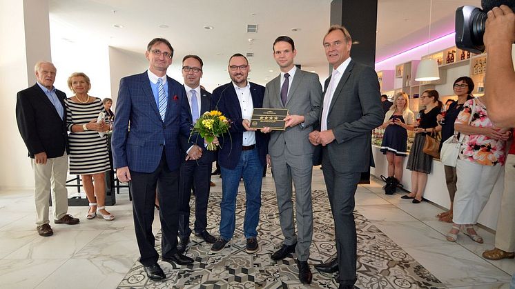 Die Repräsentanten der DEHOGA überreichen die Vier-Sterne-Klassifizierung an Hoteldirektor Robert Bauer