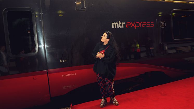Miriam Bryant framför sitt döpta ”Miriam” MTR Express. Foto: Vanessa Tryde