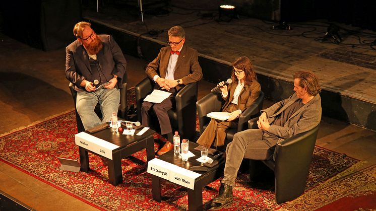 Moderator Claudius Nießen, Buchmessedirektor Oliver Zille, Kuratorin Kateryna Stetsevych und Schauspieler Max von Thun (v.l.) geben Einblicke in die Leipziger Buchmesse 2020