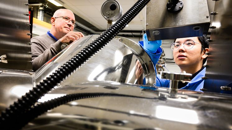 Mats Fahlman och Qilun Zhang, vid Laboratoriet för organisk elektronik, har lett en forskargrupp som använt kraftlignin för att förbättra stabiliteten hos organiska solceller. Foto: Thor Balkhed