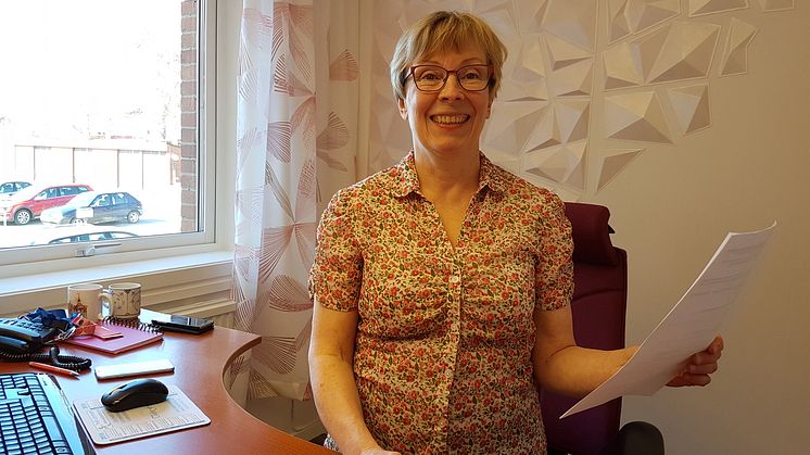 Iiris Matela, internationell koordinator på Utbildning Nord med beslutet från UHR att vi beviljats pengar för att kunna skicka studerande på praktik i Europa.