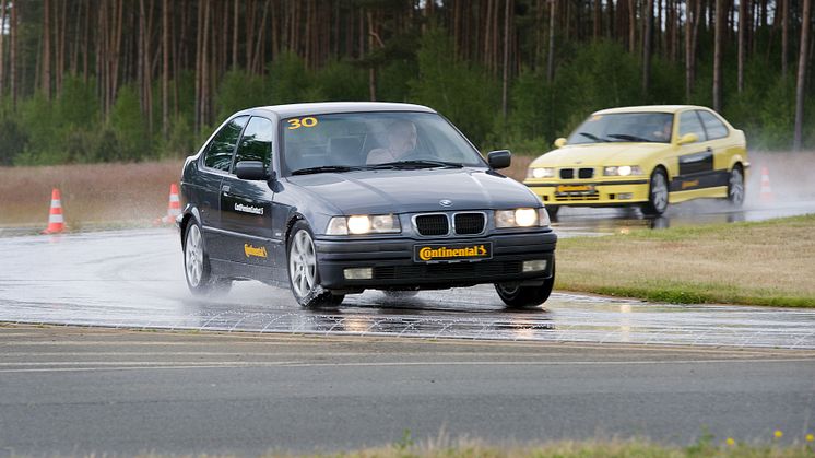 Testiajo: Vuoden 2000–mallisessa autossa oli viimeisimmät ContiPremiumContact 5 –renkaat. 