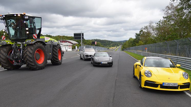 Right before the starting signal: the editorial team of auto motor und sport professionally get into position with sufficient horsepower for shooting the fast lap.