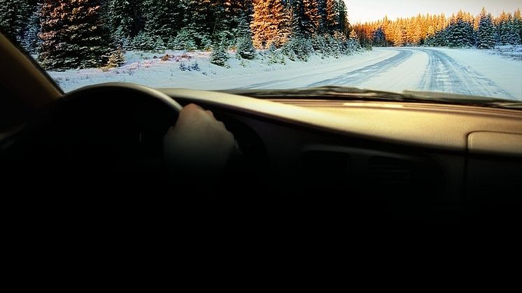 Kun auton toimintavarmuus tekniikan puolesta on varmistettu, on syytä suunnata katse ja ajatus tienpintaan. Talvisilla teillä renkaiden kunnon merkitys korostuu.