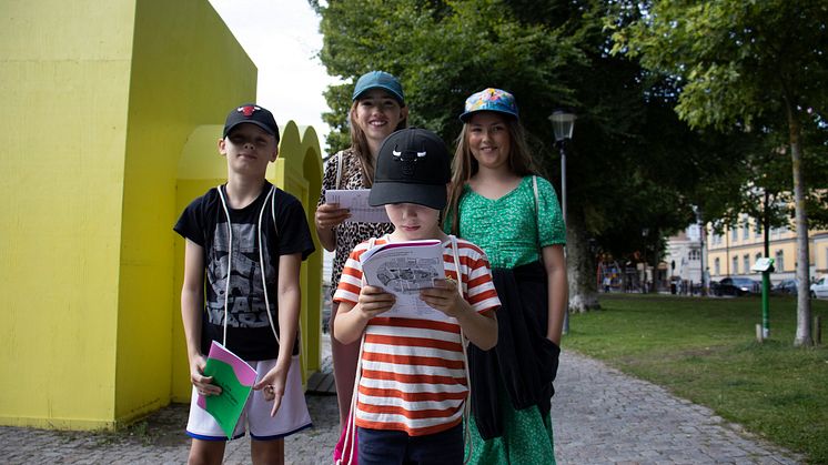 Fyra nyfikna som upptäcker konsten med Lilla konstslingan under OpenArt 2022
