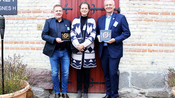 Claus Udengaard, driftschef i Kokkenes Køkken, Maj Toppenberg, direktør i Kokkenes Køkken, og Erland Vendelboe, afdelingschef i TDC, var mødt op til årets økotopmøde for at modtage landets øko-spisemærke nr. 3.000 af fødevareminister Mogens Jensen. 