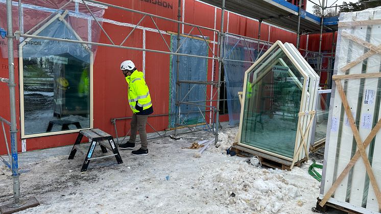 fönsterglas installeras i markplan