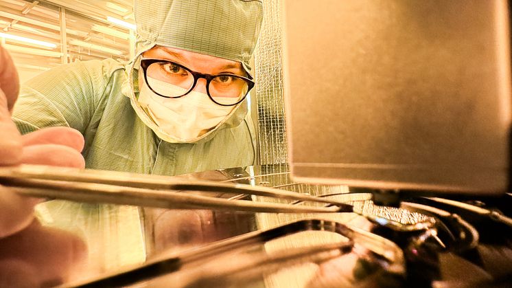 Forskare vid Laboratoriet för organisk elektronik, LiU, och Karolinska institutet har utvecklat en metod för att fästa ledande plaster till enskilda celler. Foto: Thor Balkhed