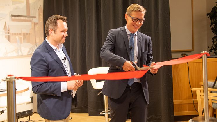 Robert Weglén (till höger) klipper bandet, medan Sezgin Kadir (till vänster) ser på