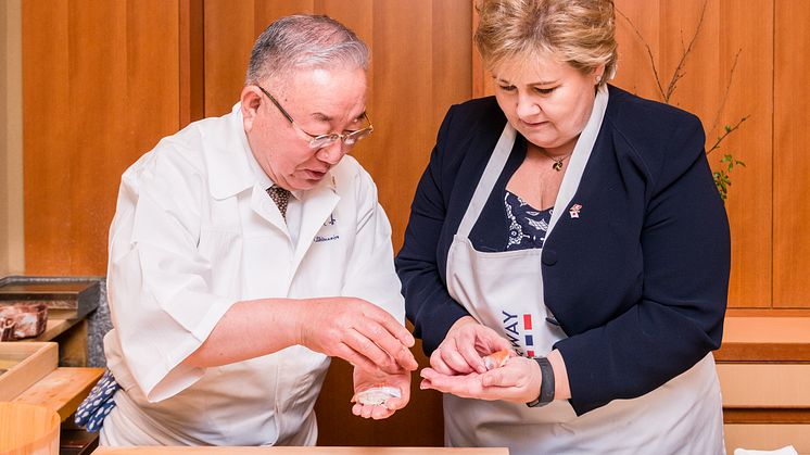 Statsminister Erna Solberg lager laksesushi i Japan
