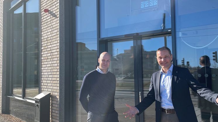 Vice ordförande i LKFs styrelse Mattias Olsson (S) och vd Fredrik Millertson framför LKFs kontor på Brunnshög.