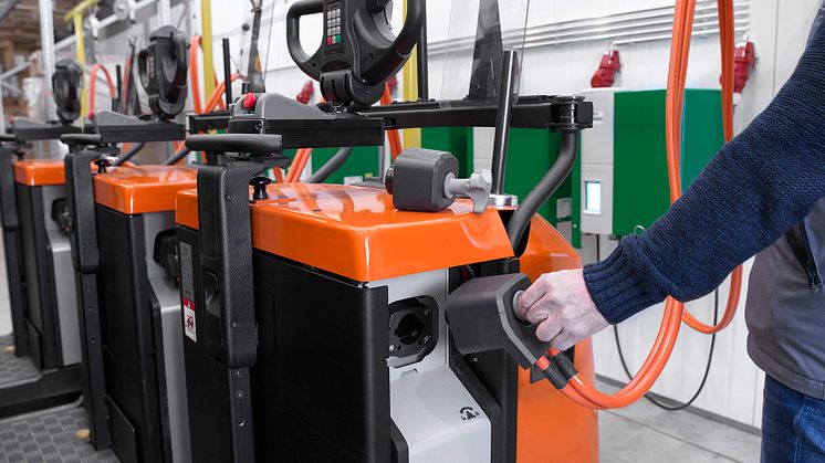 Ny energi – Toyota Material Handling presenterar sitt unika och utökade utbud av li-jon-batterier  