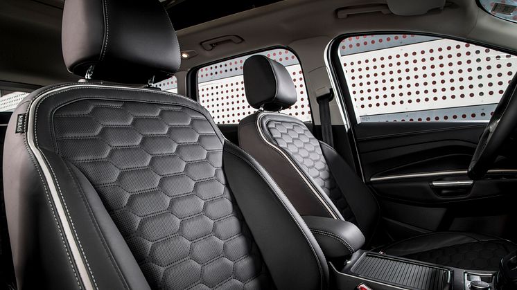 2016Kuga_Vignale_Milano_Grigio_043