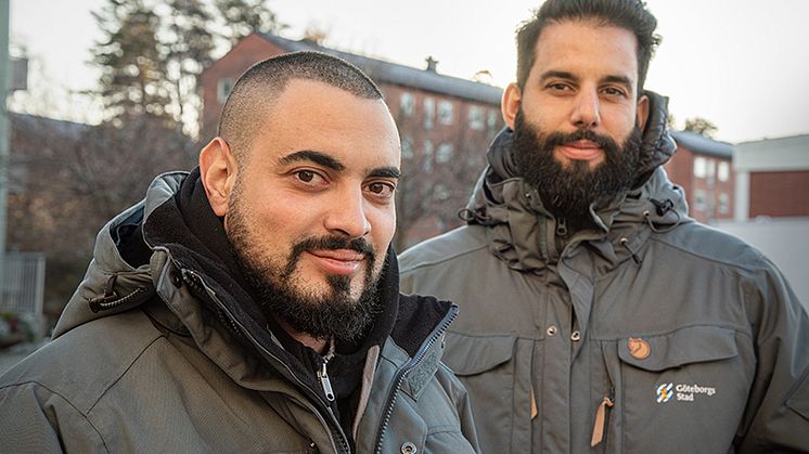 – Vi försöker finnas där ungdomarna finns,  säger fältsekreterarna Rami och Emir.