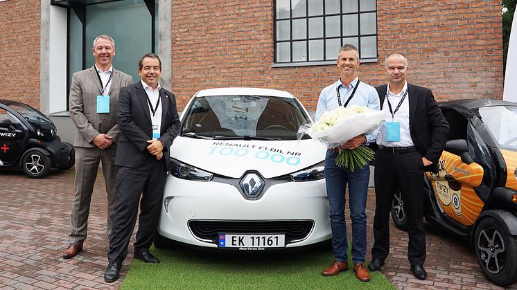 Åsmund Gillebo med den hundratusende sålda Renault elbilen överlämnad av Anders Gadsboll, VD RBI Norge AS