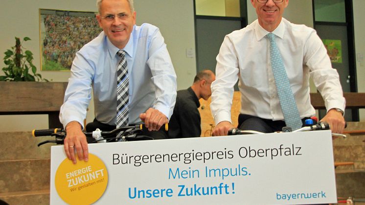 Christoph Henzel, Leiter Kommunalmanagement, und Regierungsvizepräsident Walter Jonas (r.) haben zur Teilnahme am Bürgerenergiepreis Oberpfalz 2016 aufgerufen.