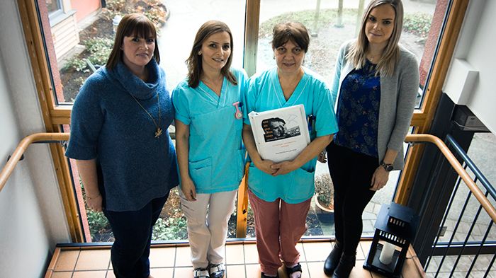 Camilla Persson, anhörigombud hemtjänsen Bunkeflo/Tygelsjö, Sebahate Gajtani, anhörigombud Dekorens vårdboende, Mihaela Suhoschi, anhörigombud Dekoren, och Sandra Naxin, chefsstöd Dekoren. Foto: Paul Svensson.