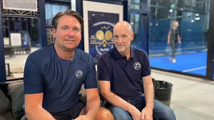 Peter Sjöström och Patrik Eklund, Umeå Padel Performance, ser fram emot att tillsammans med Thoren Business School Umeå slå upp portarna för ett nytt Padelgymnasium för att möta den ökade efterfrågan bland unga Padelspelare.