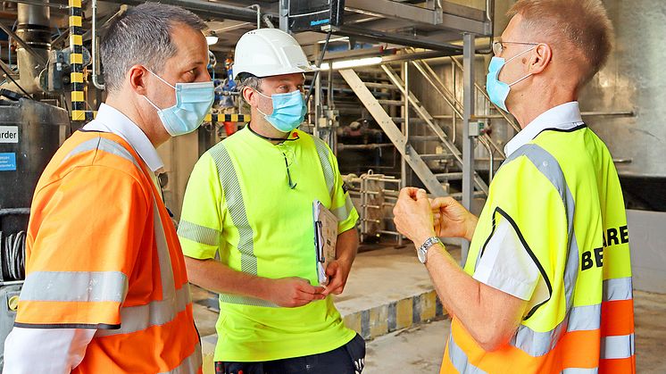 Daniel Easter och Alexander Johnsson berättade om STUNS-projektet för landshövding Göran Enander vid ett besök i fabriken i juni 2021.