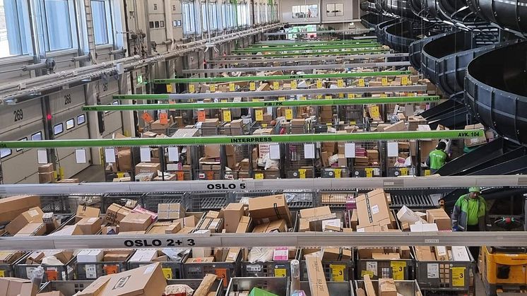 I midten av mars er det julerush med pakker hos Posten og Brings Logistikksenteri Oslo
