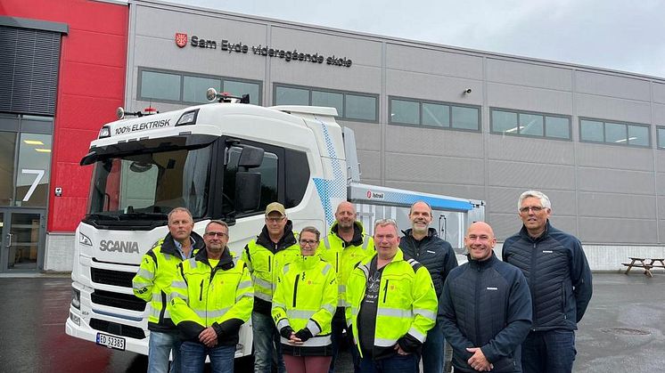 Scania-teamet som besøkte skolen besto av selger Geir Christoffersen, Distriktssjef Trond Bjørnå og regionleder salg, Arild Netland.