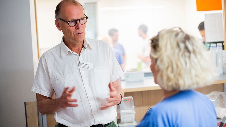 - Det är viktigt att ha en kontinuerlig dialog med medarbetarna på akuten, så att vi tillsammans kan ta hand om inkommande patienter på bästa sätt, säger Staffan Gröndal. Här i samtal med Malin Hellgren, sektionschef på akuten.