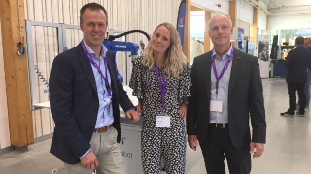 Fr.vänster: Andreas Ulvagården, Volvo CE, Maja Karlberg, verksamhetsansvarig för Epic samt Niklas Richardsson, försäljningschef robotsystem på Yaskawa Nordic.