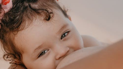 Amning kan ge bättre tankeförmåga hos mamman senare i livet. Foto: Pexels. CC0.