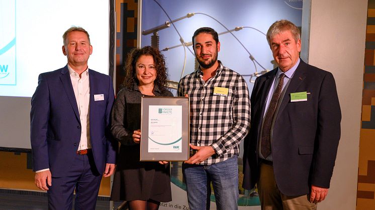 Freuen sich über tolles Projekt "Simple Human Stories" (v. l.): Jürgen Noch, Geschäftsführer Westfalen Weser Energie, Aynar Kahya und Abdalla Ismail, Verein MARAH, sowie Bürgermeister Hermann Temme.