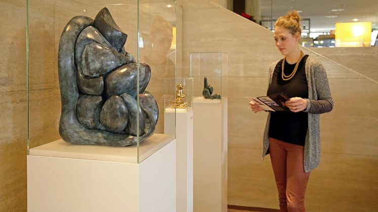 Blick in die Ausstellung "Aus dem Schutzraum der Heimlichkeit" mit Plastiken von Horst Meier im Leipziger Hotel The Westin