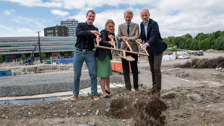 SKB satte spaden i marken för 152 kooperativa hyresrätter i Kista. Från vänster fastighetsutvecklingschef Johan Jarding, vd Ingrid Gyllfors, ordföranden i Rinkeby-Kista stadsdelsnämnd Ole-Jörgen Persson och Johan Edlund, vd i TL Bygg. Foto: baraBild