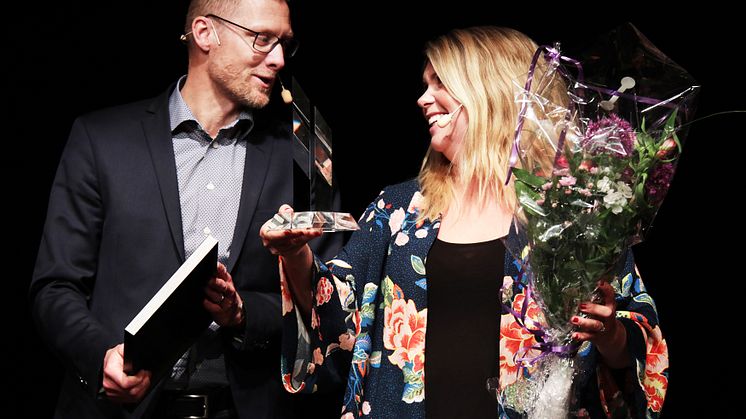 Löfbergs vd Lars Appelqvist och kommunikationsdirektör Sofia Svahn gladdes åt priset. Foto: Kristoffer Andrén/Region Värmland
