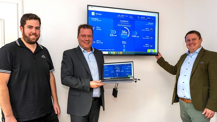Vöhringens Klimaschutzmanager Marcus Jung und Bürgermeister Michael Neher stellen mit Kommunalbetreuer Michael Smischek (v.l.n.r.) den LEW-Energiemonitor vor. ( LEW / Bernd Feil )