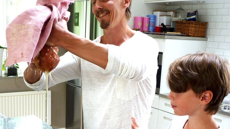 Paul Svensson kramar egen honung med sin son Love.