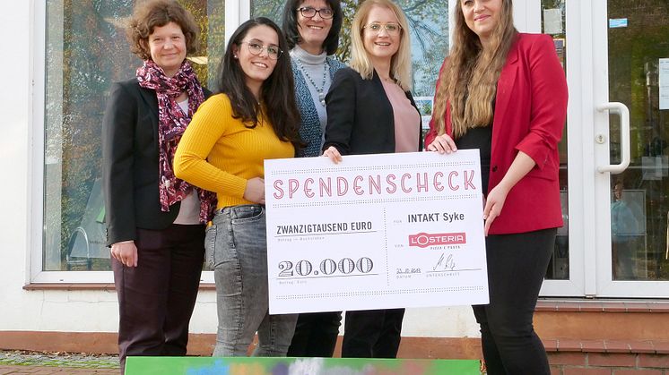 (v.l.n.r.) Claudia Letzner (Berufliche Schule Elmshorn), Gülhan Yanar (Mitglied Teamcup-Siegerteam), Manuela Wiese (INTAKT Syke), Andrea Belegante (Bundesverband der Systemgastronomie) und Samanta Dörfler (L'Osteria) ©Jörg-Henry Eickhorst