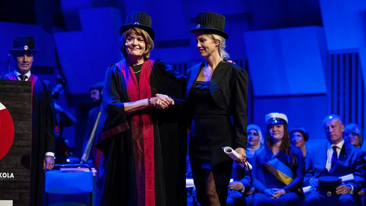 En ny doktor mottar ring och hatt på Malmö högskolas årshögtid 2016.
