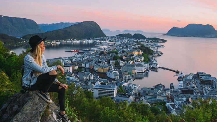 Norway is gradually opening up for more and more travellers. Photo: Aksla viewpoint in Ålesund / Samuel Taipale- visitnorway.com