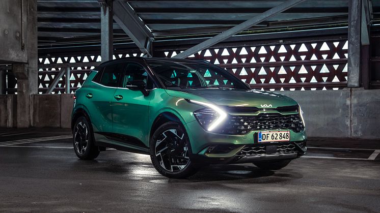 Stramme og sprøde linjer kombineres med muskuløse overflader i en raffineret SUV, som får et dynamisk og adræt look på vejen