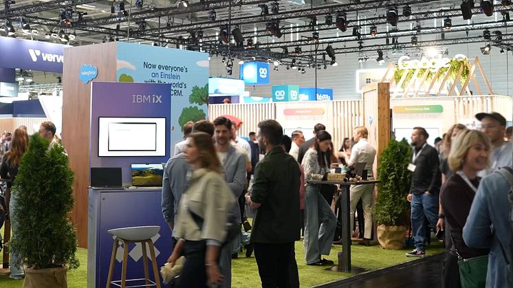 Menschen in einer Messehalle auf der DMEXCO 2024 in Köln © Messe.TV