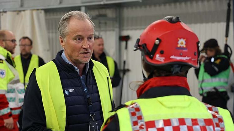 Gunnar Lenman, VD på Scandinavian Mountains Airport, i samspråk med en representant för den norska räddningstjänsten. Foto: Statsförvaltaren i Innlandet
