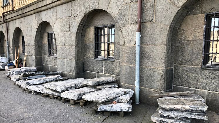 Marksten som legat 90 år utanför Sjöfartsmuseet får nu en ny hemvist i Änggården